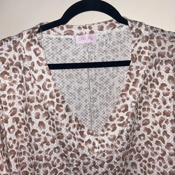 😍Pink Lily size small vneck blouse 😍 - Picture 2 of 5